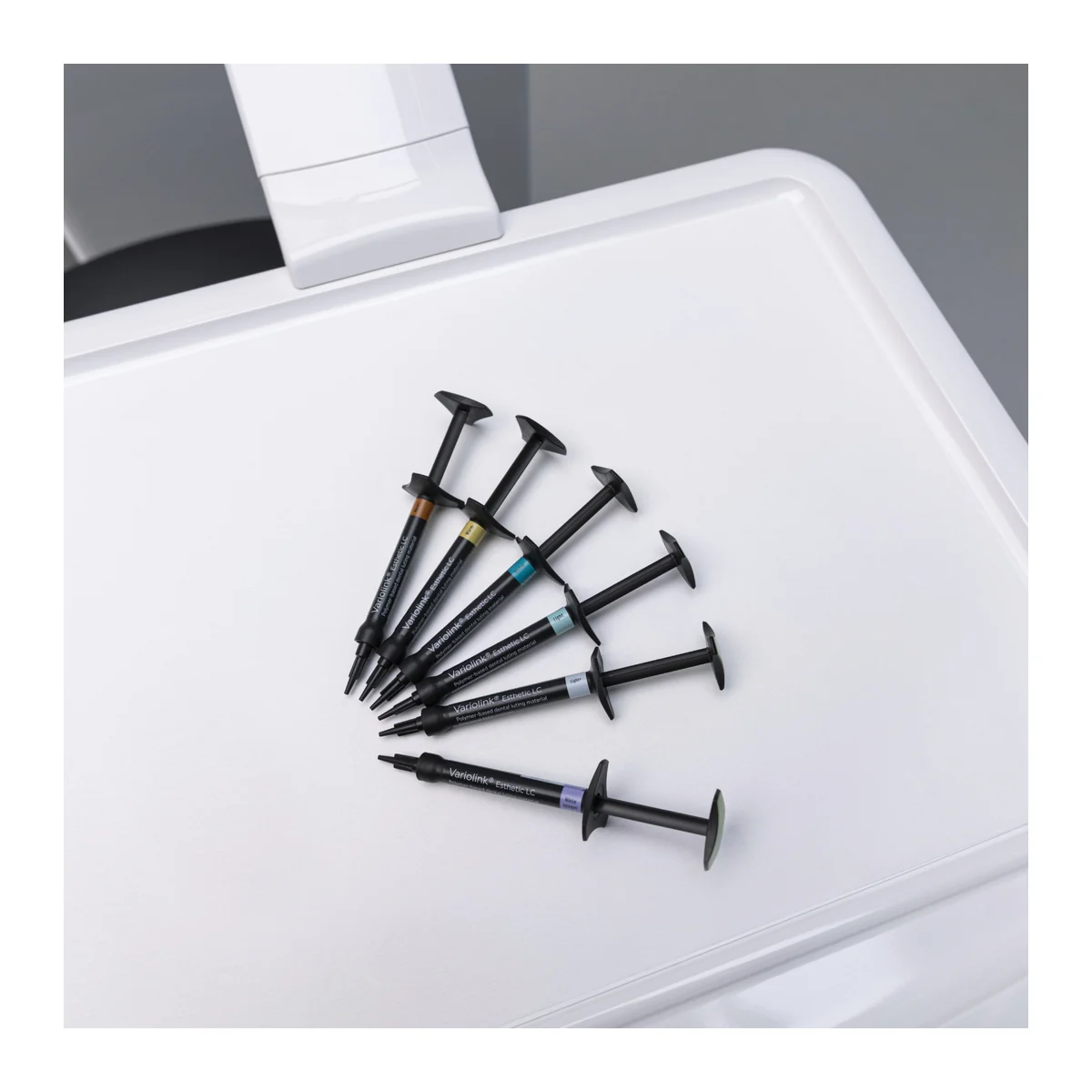 Ivoclar Variolink Esthetic LC Refill 1*2g цв.light (легкое осветление)-цемент для фиксации виниров светового отверждения,